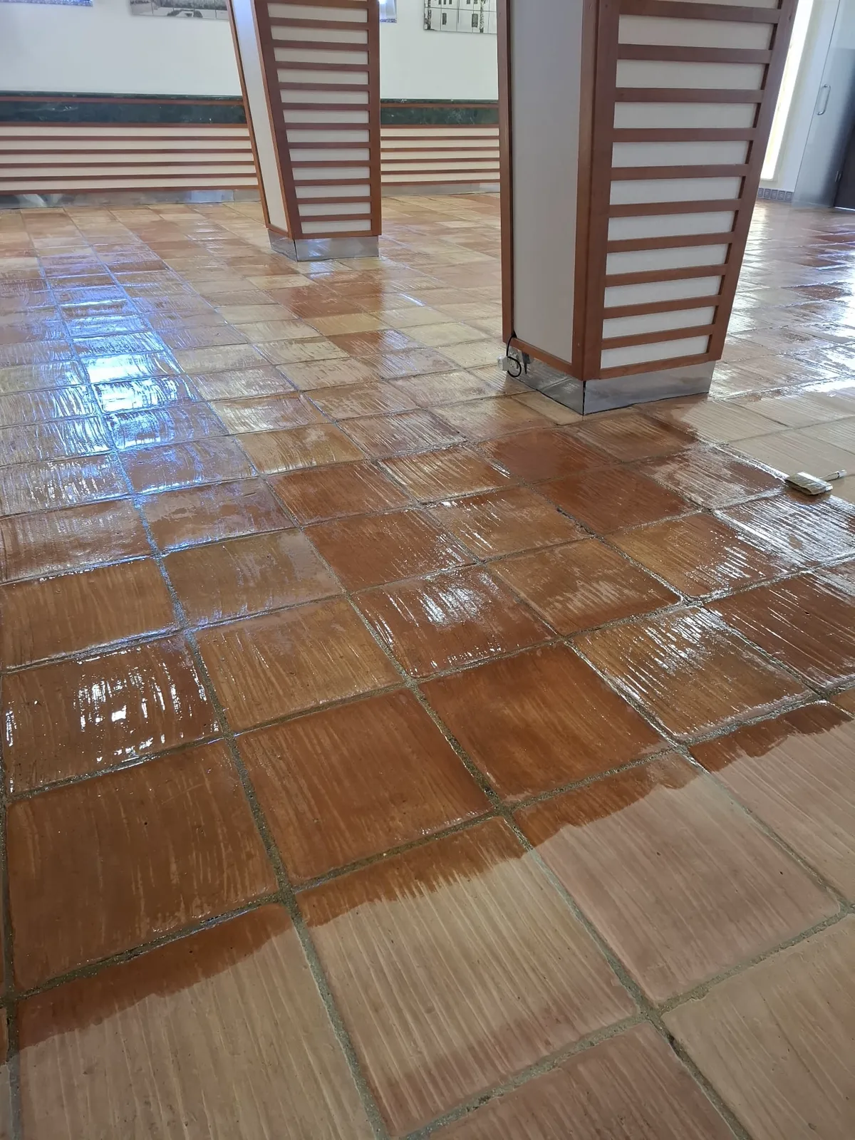 Suelo de barro cocido tratado con el color recuperado y acabado protector satinado — trabajo real de Pulimentos Jiménez