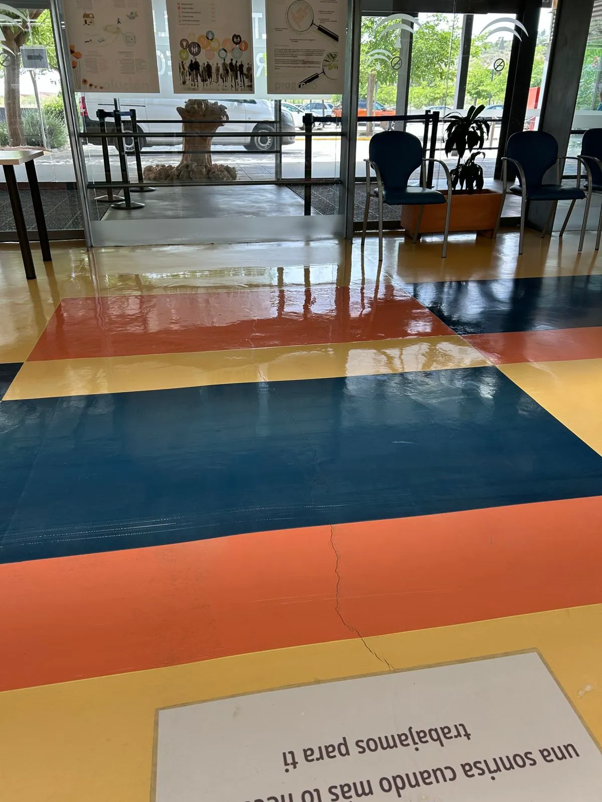 Después — Abrillantado de suelo en hospital