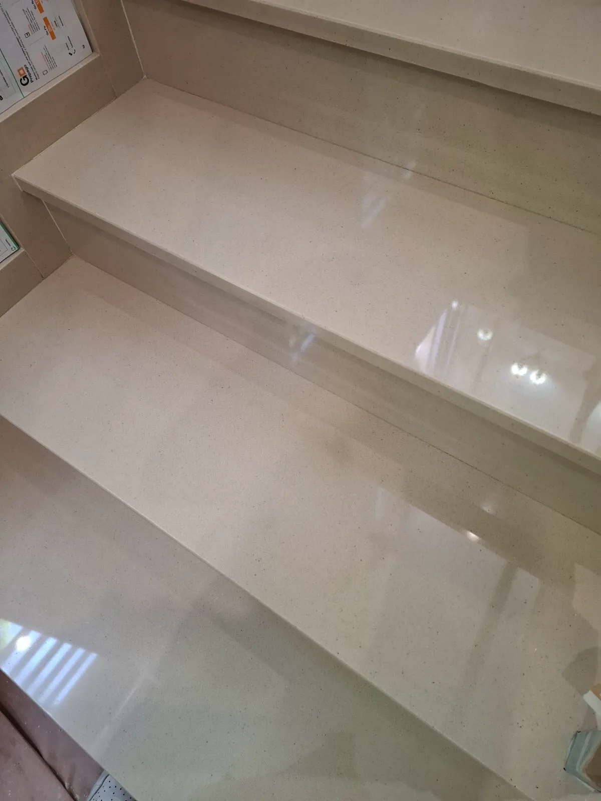 Escalera de terrazo claro pulida con brillo espejo, reflejando la luz en los peldaños — trabajo real de Pulimentos Jiménez