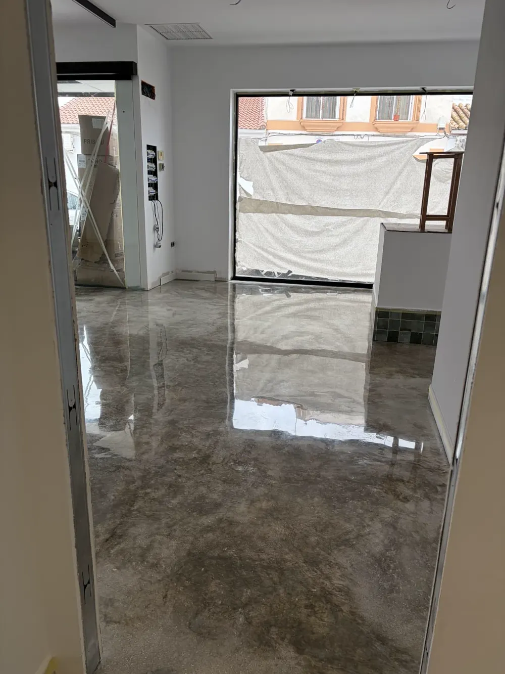 Hormigón pulido gris con reflejo espejo, local reformado — trabajo real de Pulimentos Jiménez