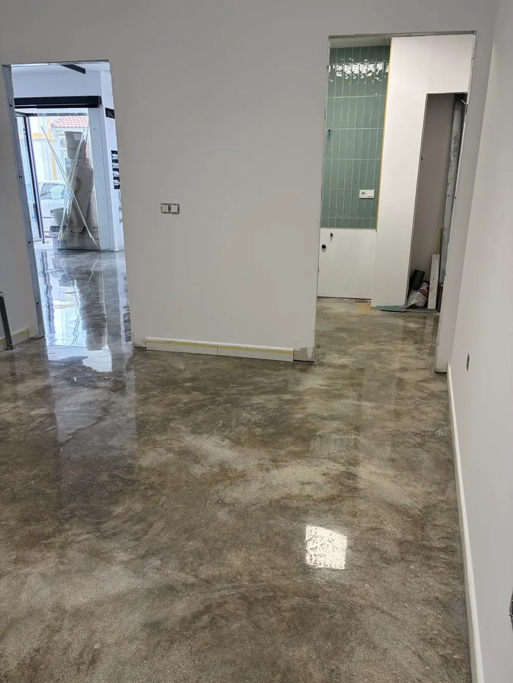 Vivienda con hormigón pulido veteado gris brillante — trabajo real de Pulimentos Jiménez