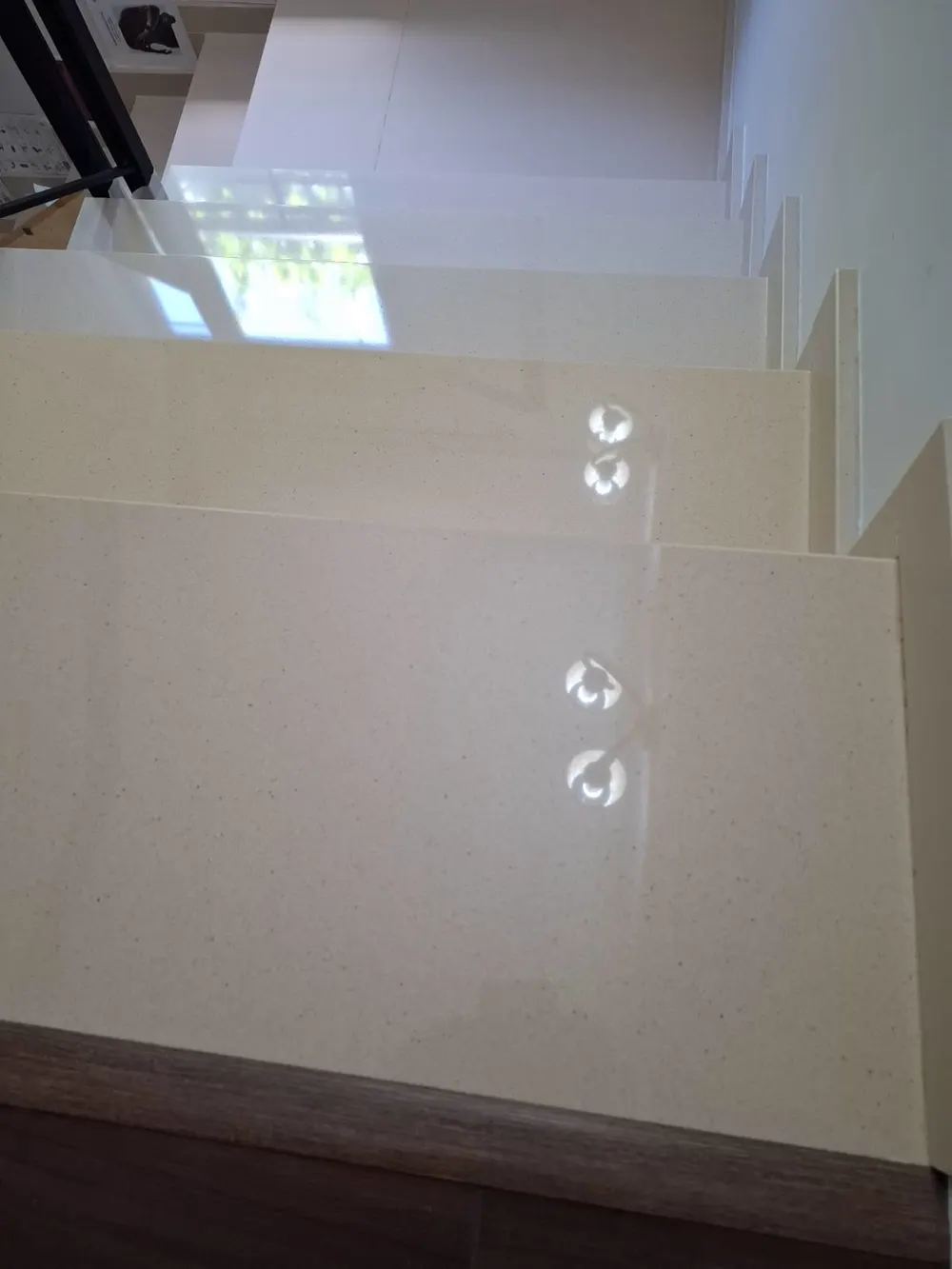 Escalera de piedra artificial crema pulida con brillo — trabajo real de Pulimentos Jiménez