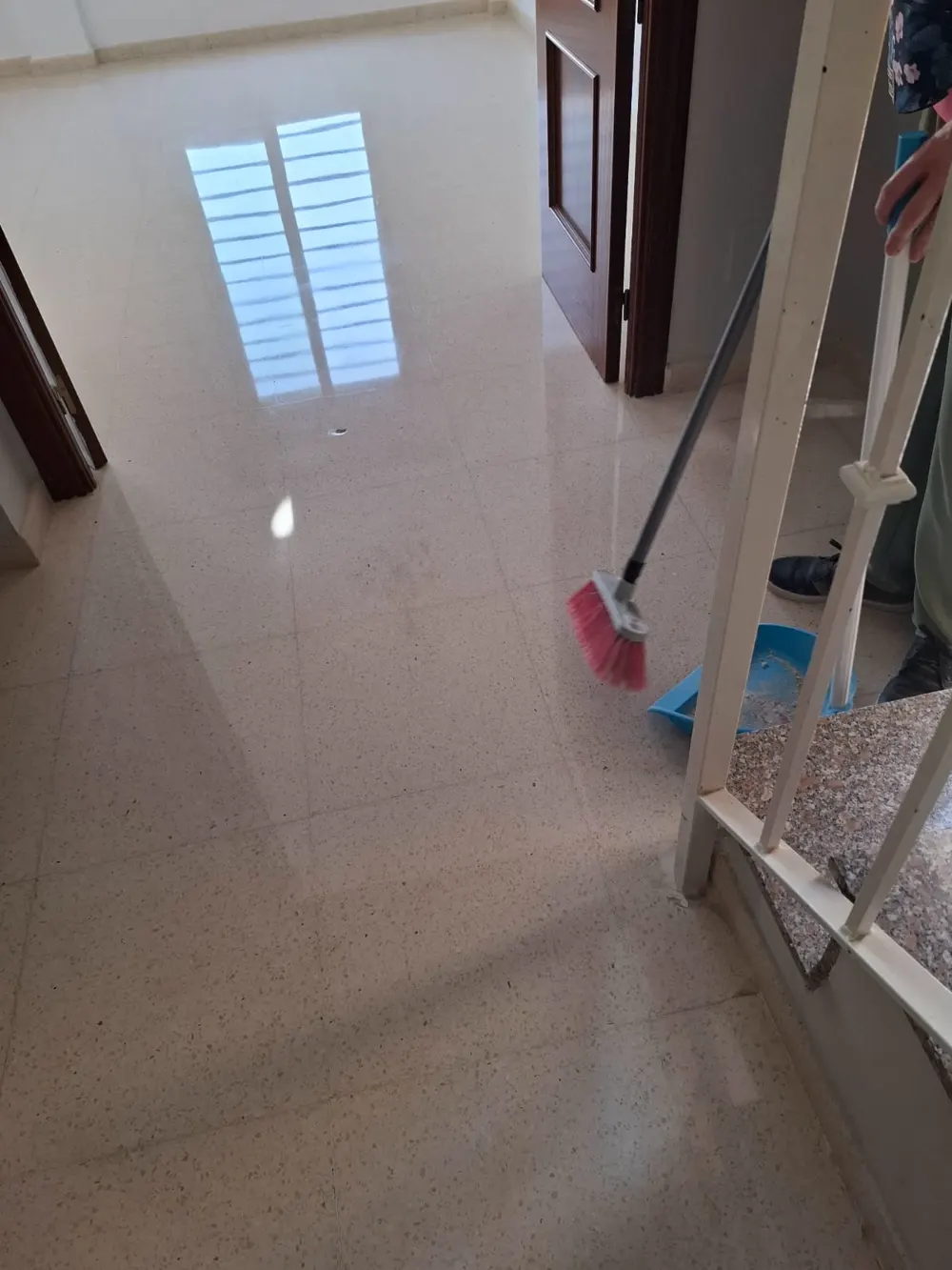 Terrazo beige vivienda pulido, escoba en encuadre — trabajo real de Pulimentos Jiménez