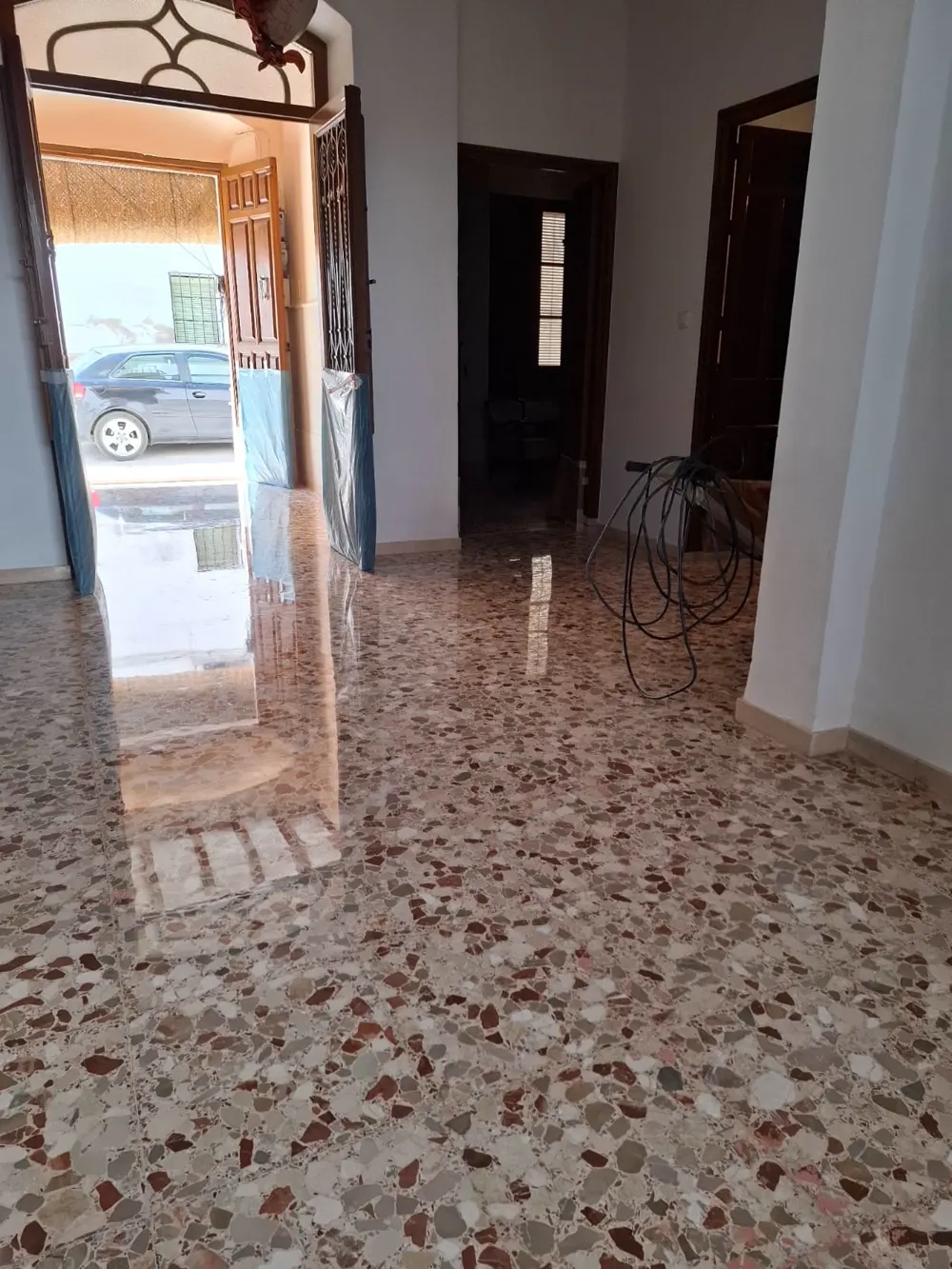 Terrazo china grande pulido espejo en entrada de vivienda — trabajo real de Pulimentos Jiménez