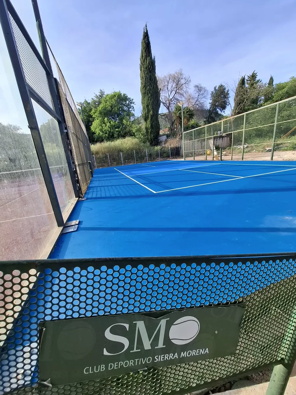 Pista deportiva azul recién pintada, club tenis — trabajo real de Pulimentos Jiménez