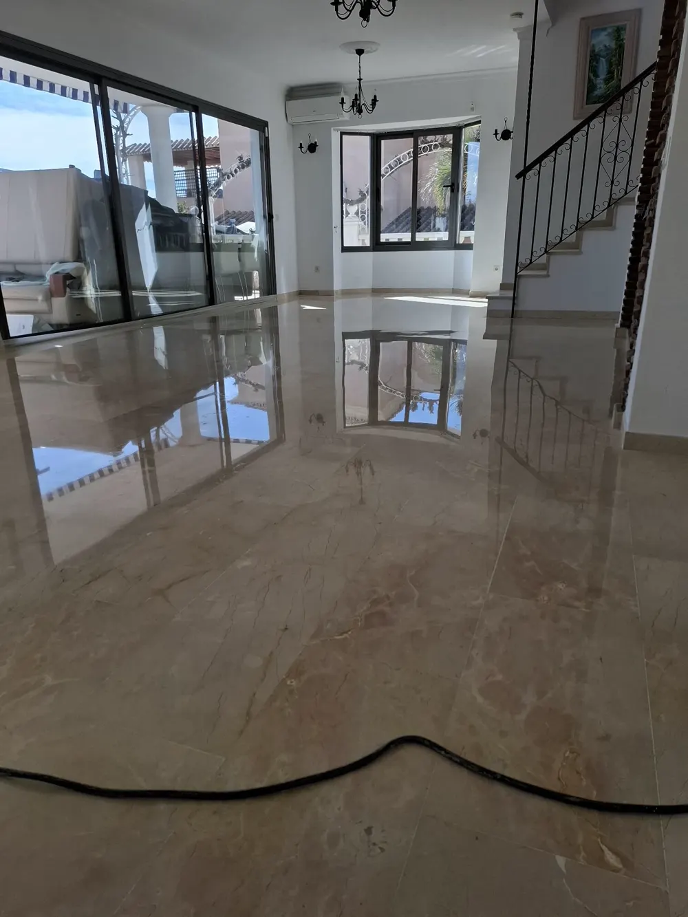 Salón con mármol crema brillo espejo, reflejo perfecto ventanas — trabajo real de Pulimentos Jiménez