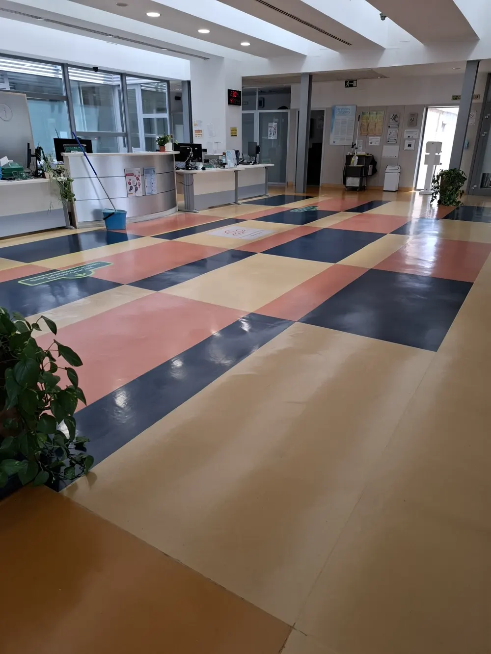 Vestíbulo hospital, suelo ajedrezado abrillantado — trabajo real de Pulimentos Jiménez