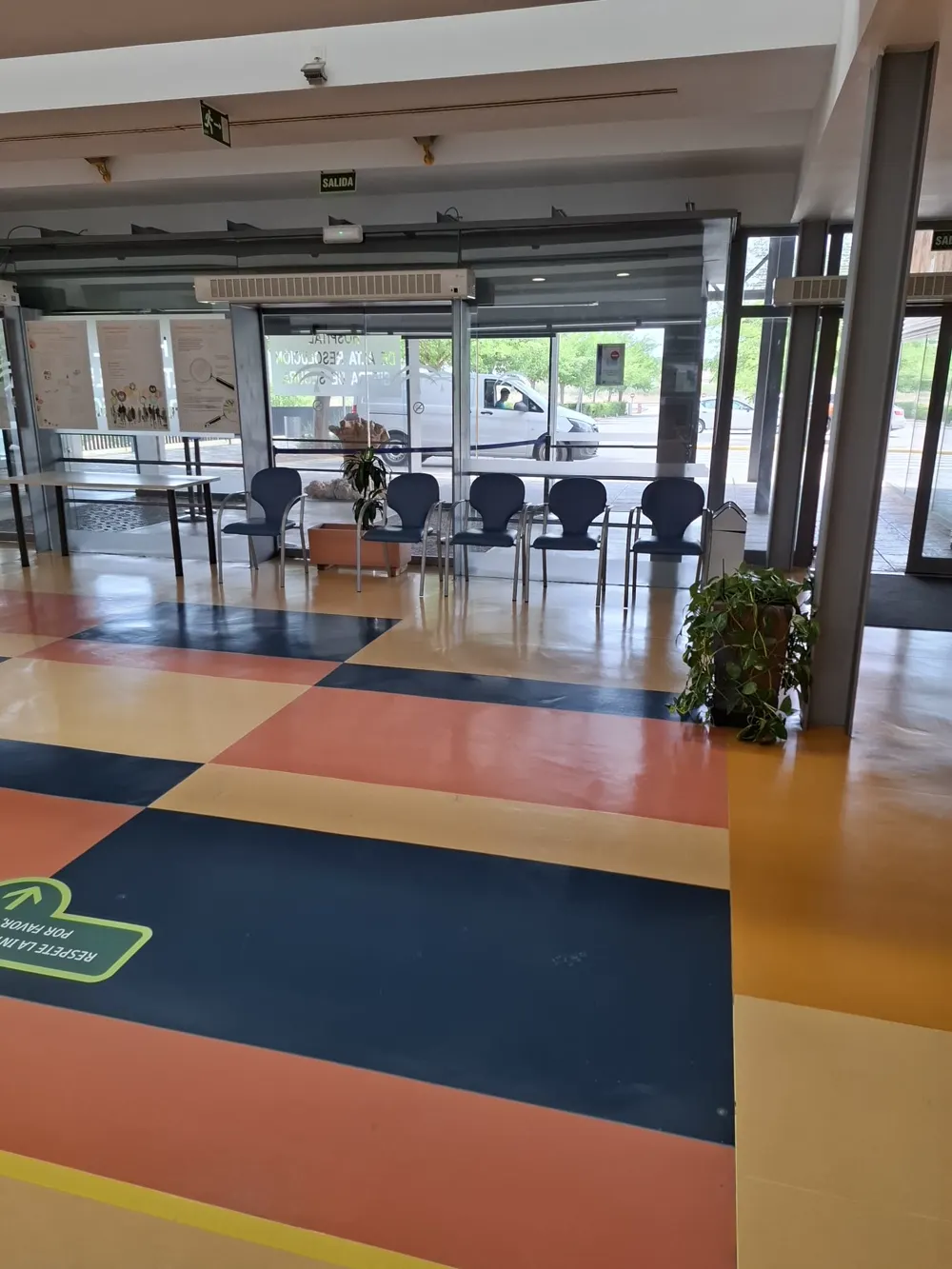 Hall hospital epoxi multicolor con sillas azules — trabajo real de Pulimentos Jiménez