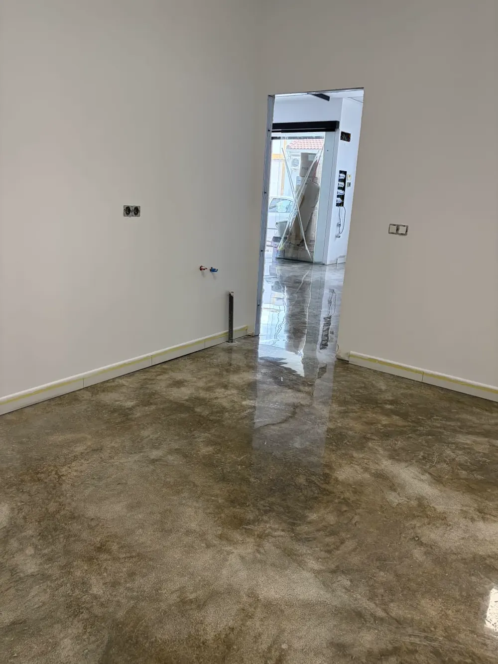 Local reformado, microcemento pulido con reflejos — trabajo real de Pulimentos Jiménez