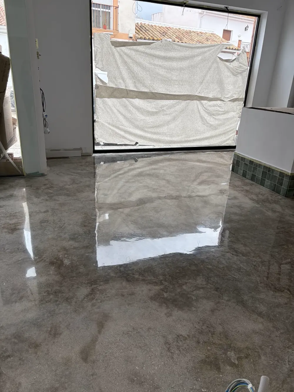 Hormigón gris pulido brillo espejo en local en obra — trabajo real de Pulimentos Jiménez