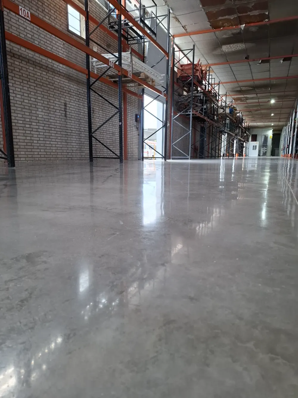 Nave industrial, hormigón pulido brillo espejo — trabajo real de Pulimentos Jiménez