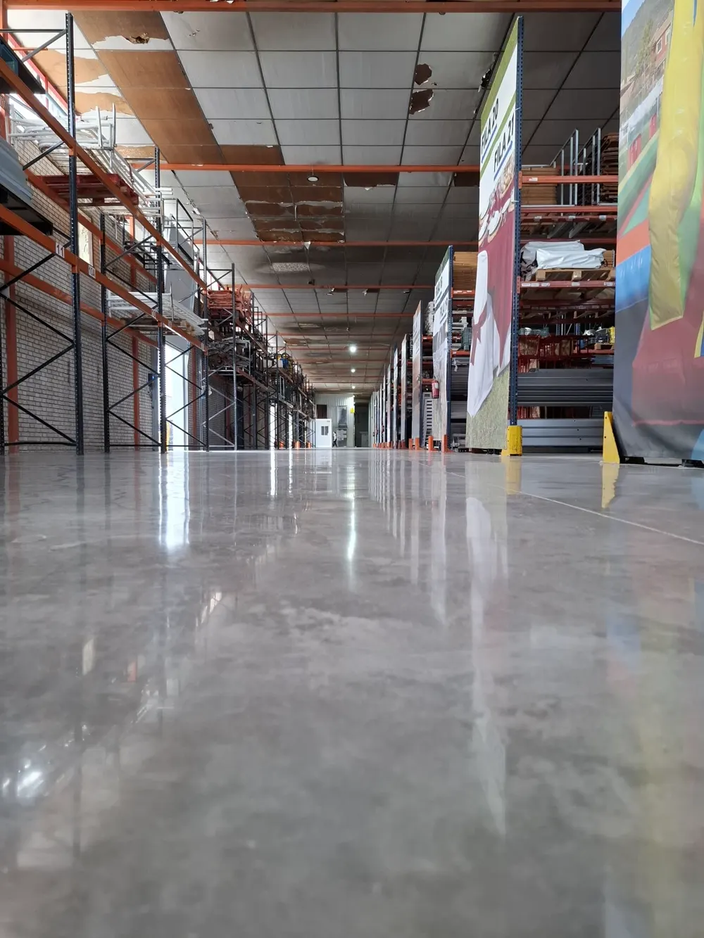 Pasillo de nave logística, hormigón pulido brillante — trabajo real de Pulimentos Jiménez