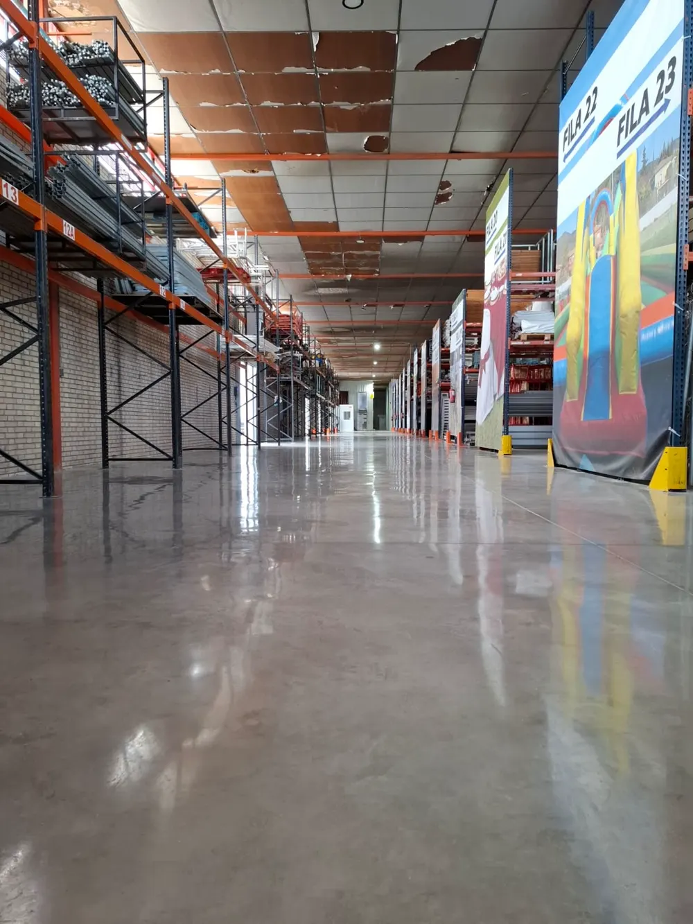 Pasillo de nave industrial con hormigón pulido brillante — trabajo real de Pulimentos Jiménez