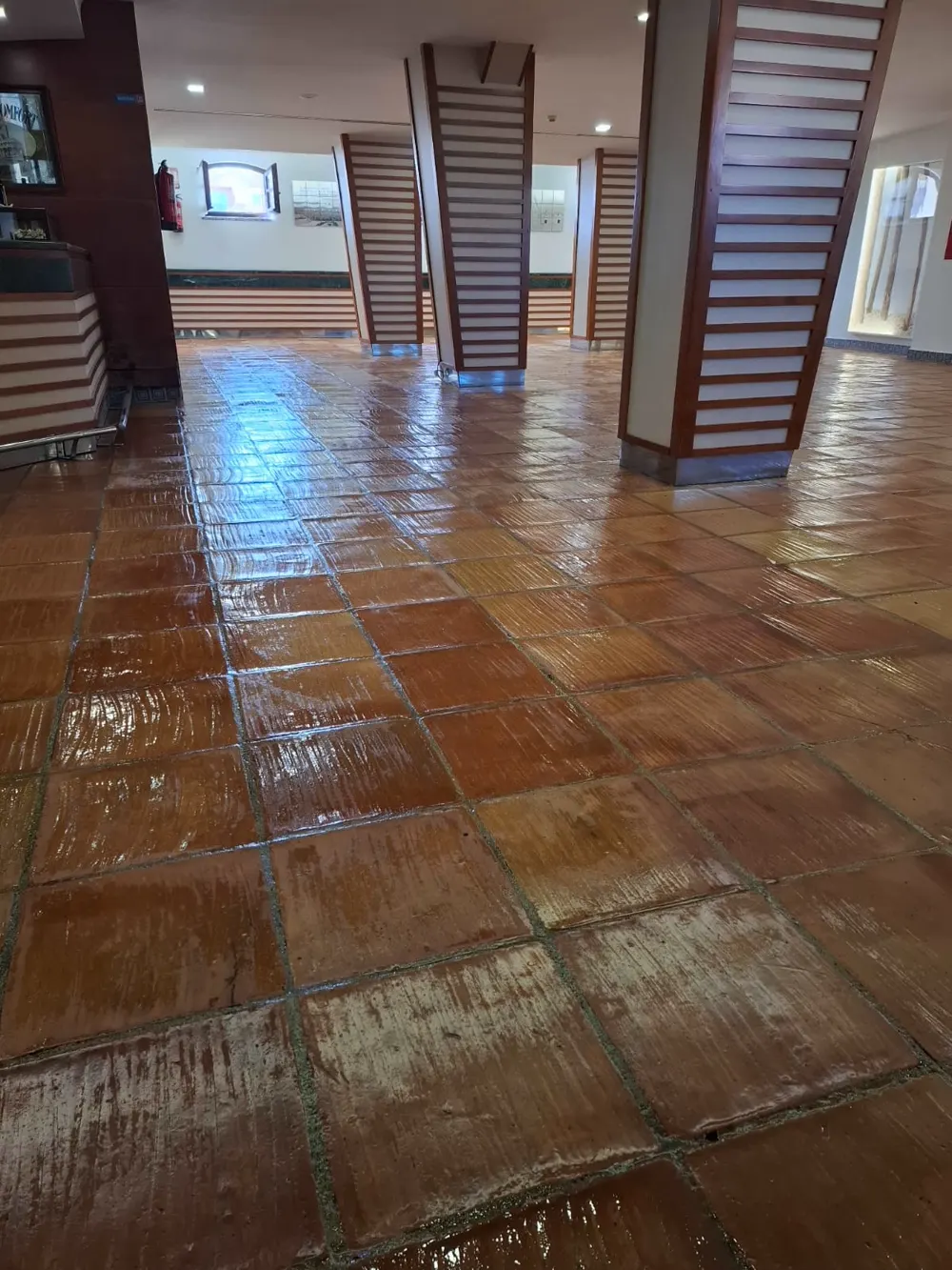 Suelo de barro de hotel tratado con brillo uniforme — trabajo real de Pulimentos Jiménez