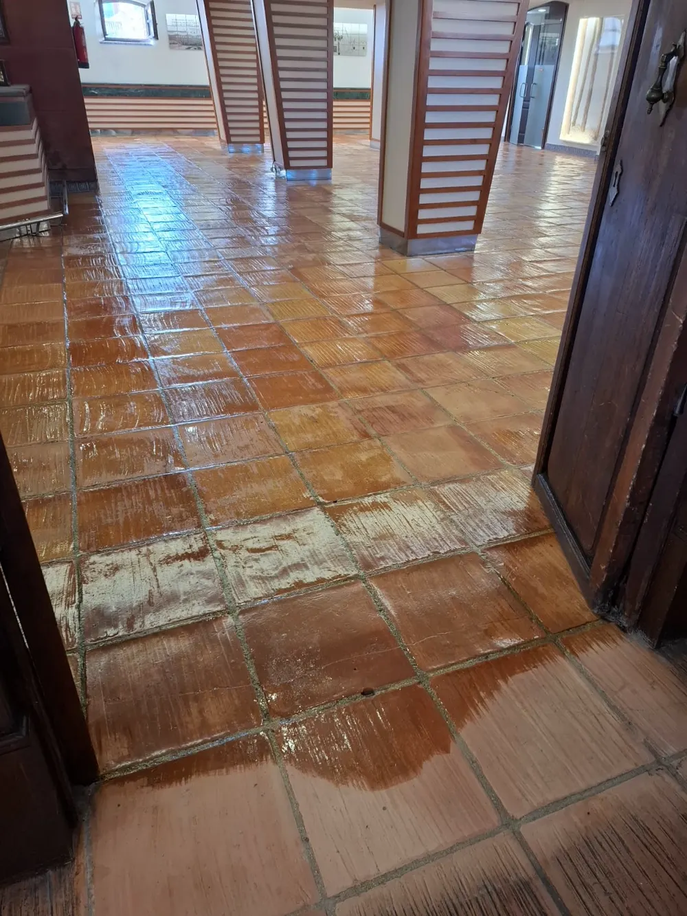 Barro de hotel tratado brillante frente a zona sin tratar — trabajo real de Pulimentos Jiménez
