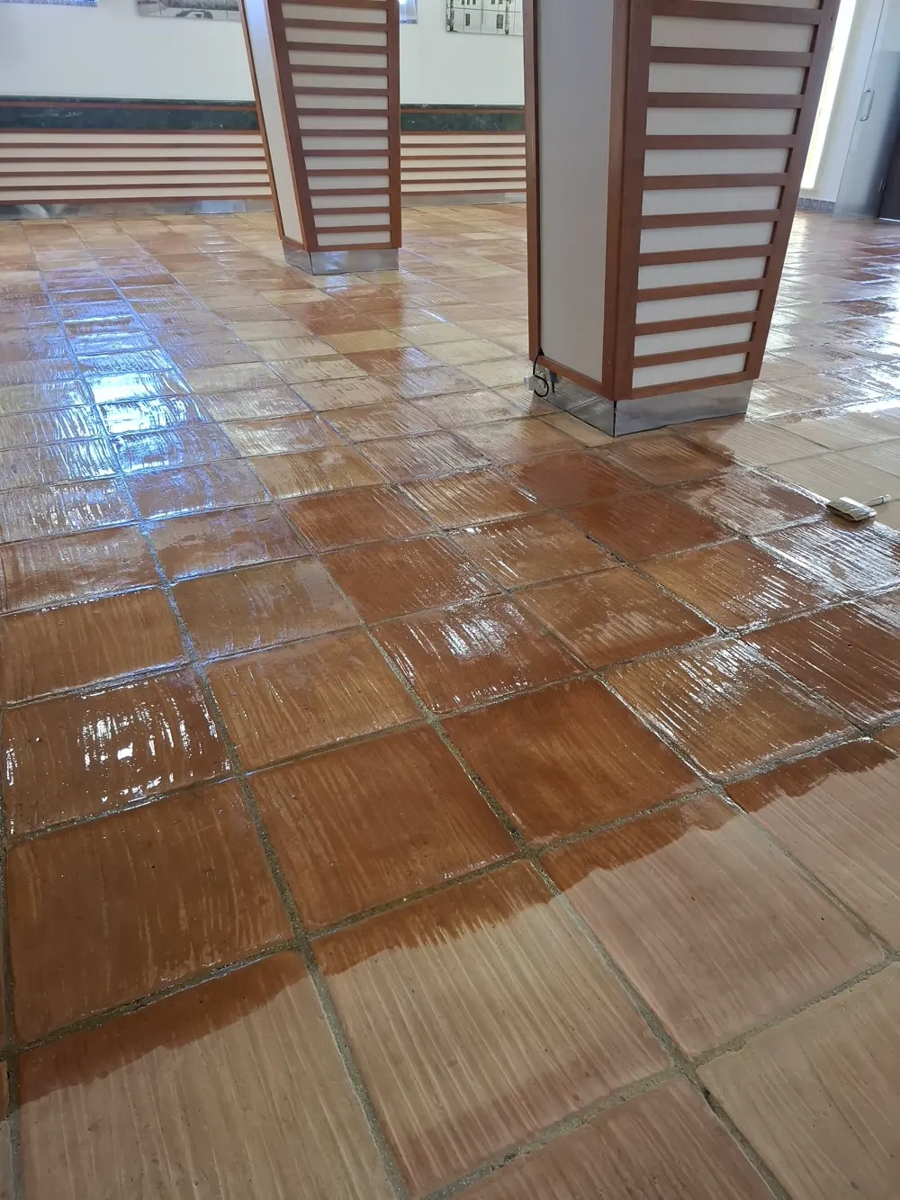 Barro cocido hotel: zona barnizada frente a cruda — trabajo real de Pulimentos Jiménez