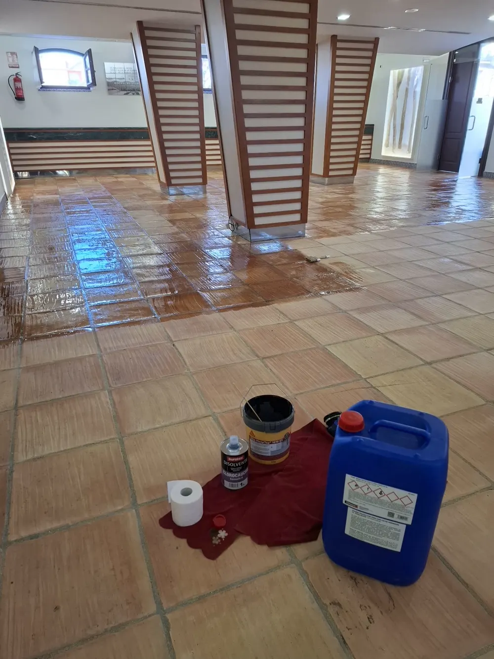 Hall hotel barro: mitad barnizada, productos en primer plano — trabajo real de Pulimentos Jiménez