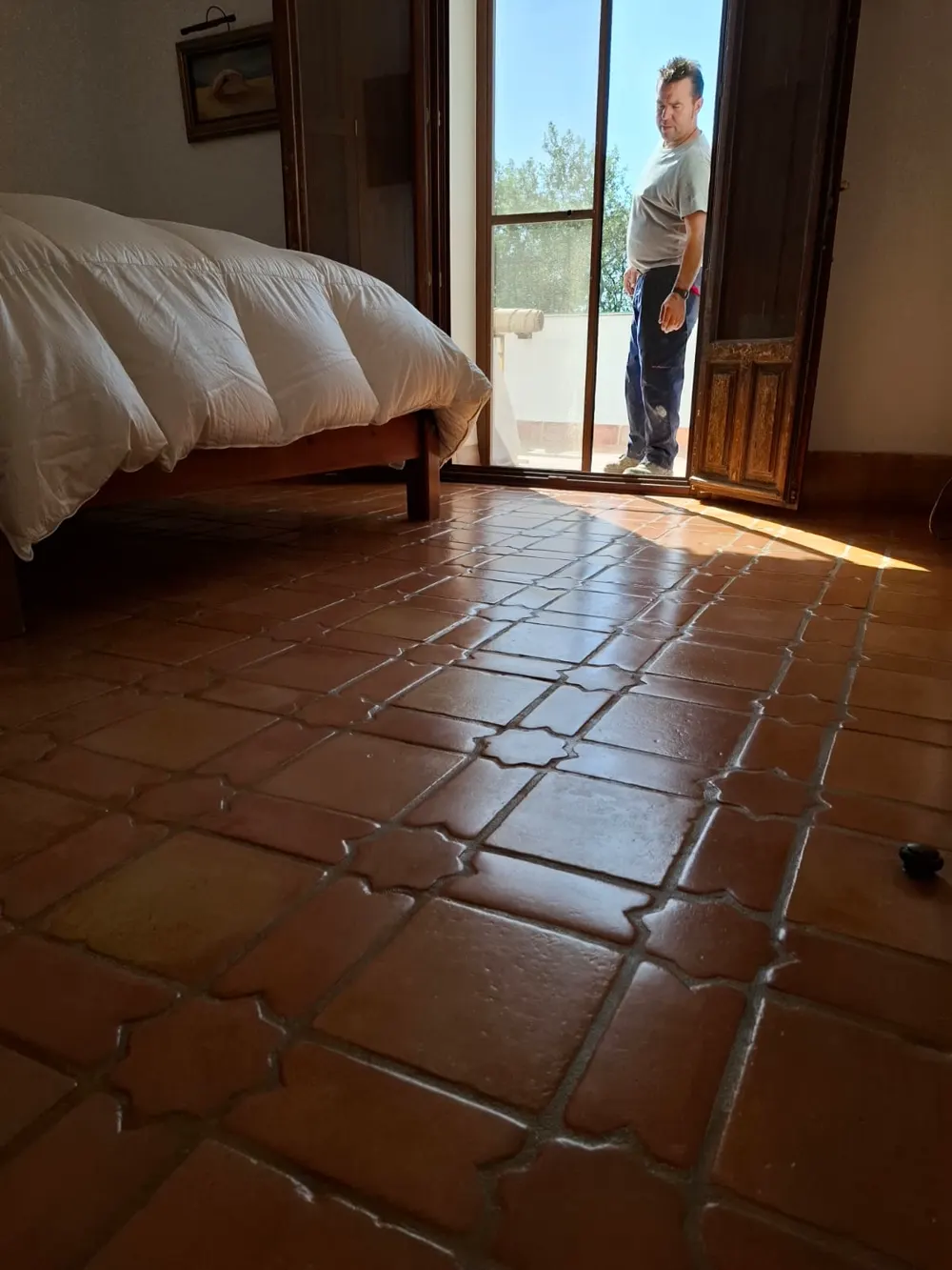 Dormitorio barro cocido tratado, brillo suave — trabajo real de Pulimentos Jiménez