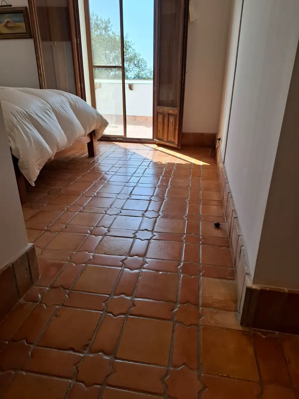 Dormitorio con suelo de barro morisco tratado satinado — trabajo real de Pulimentos Jiménez