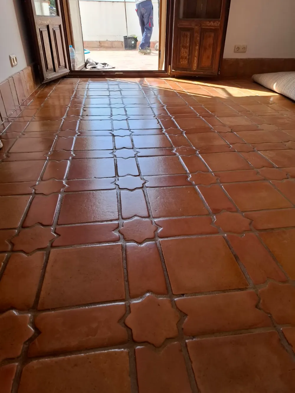 Salón barro cocido estrella tratado con brillo — trabajo real de Pulimentos Jiménez