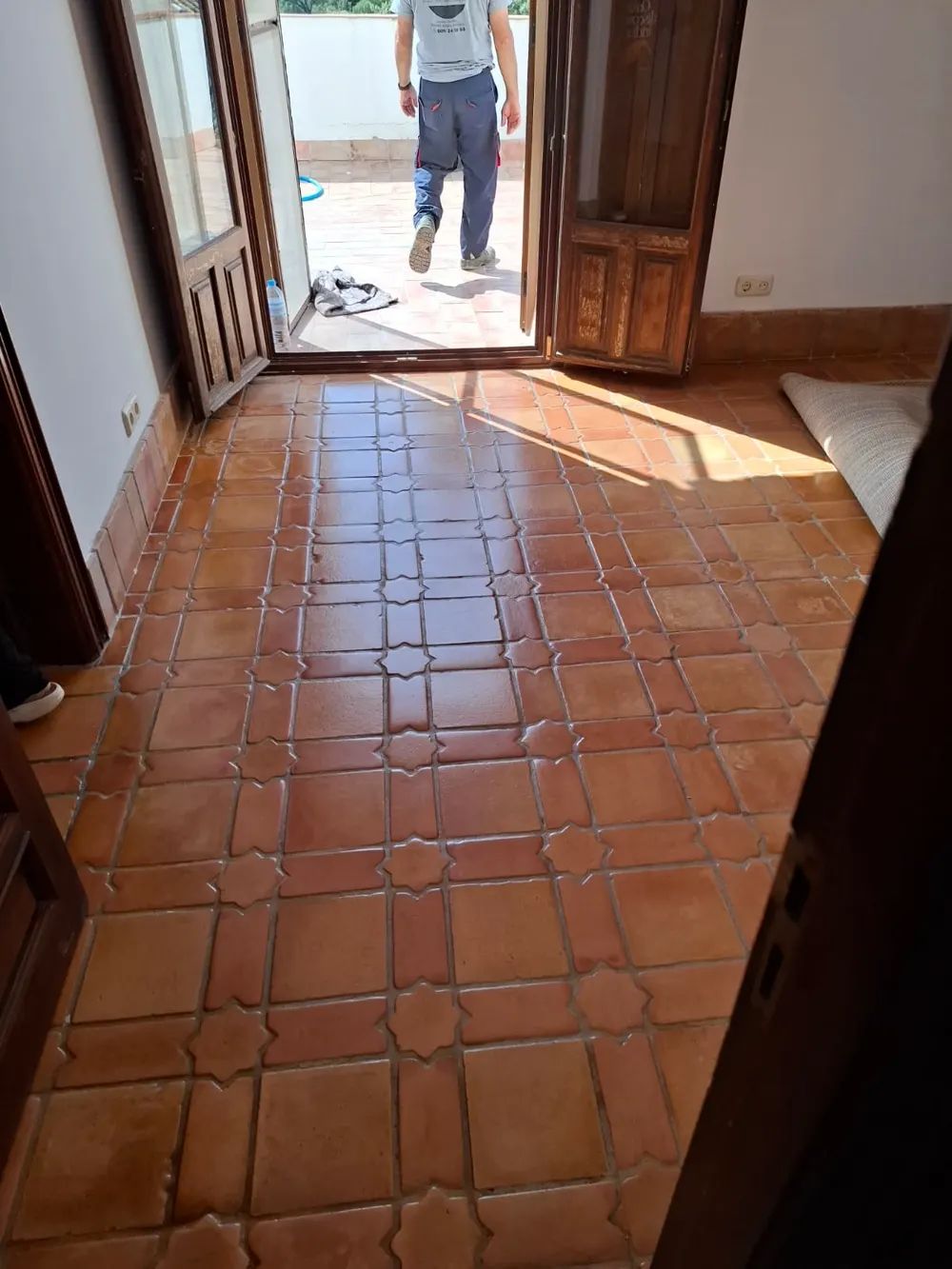 Barro con estrellas tratado, operario saliendo a la terraza — trabajo real de Pulimentos Jiménez