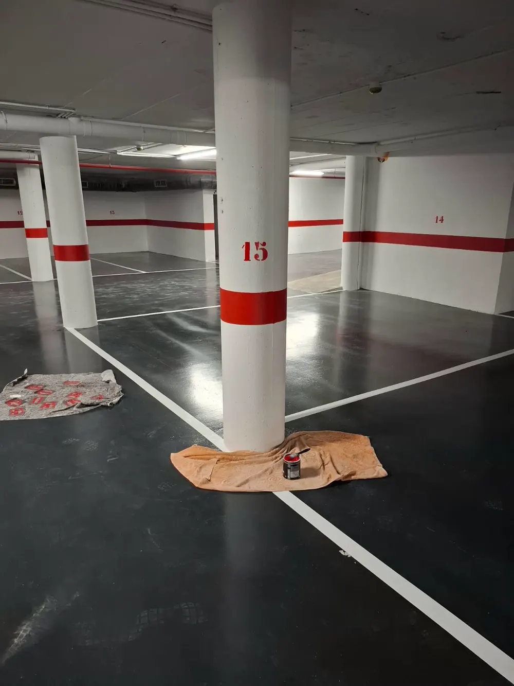 Parking pintado gris oscuro con líneas blancas — trabajo real de Pulimentos Jiménez