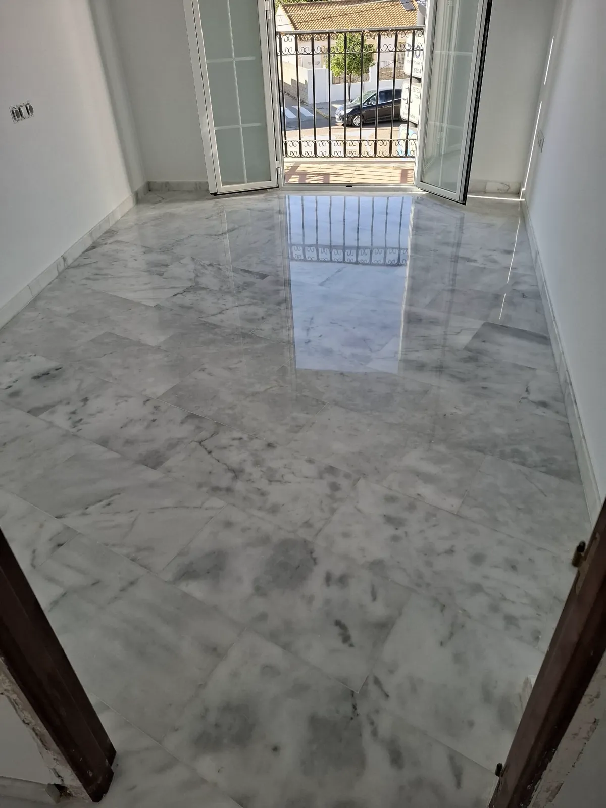 Después — Cristalizado de mármol blanco en dormitorio
