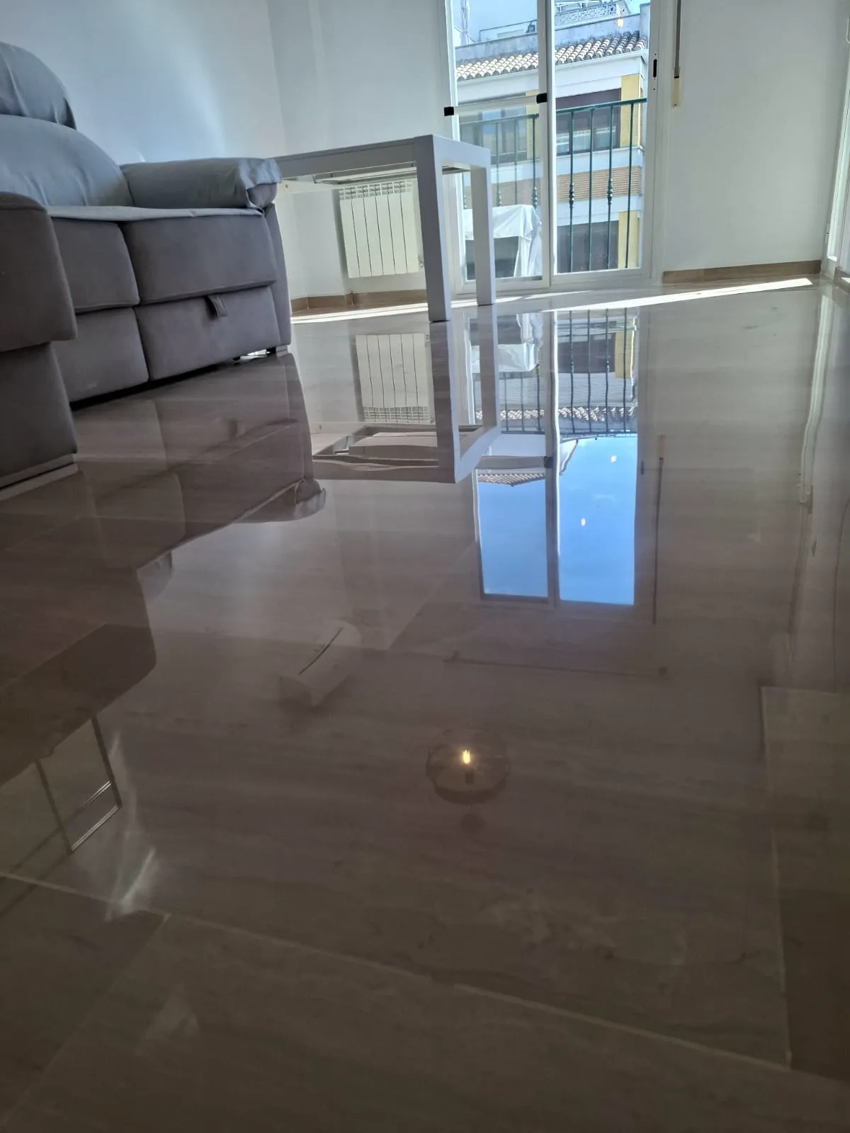 Después — Pulido de mármol en salón de vivienda