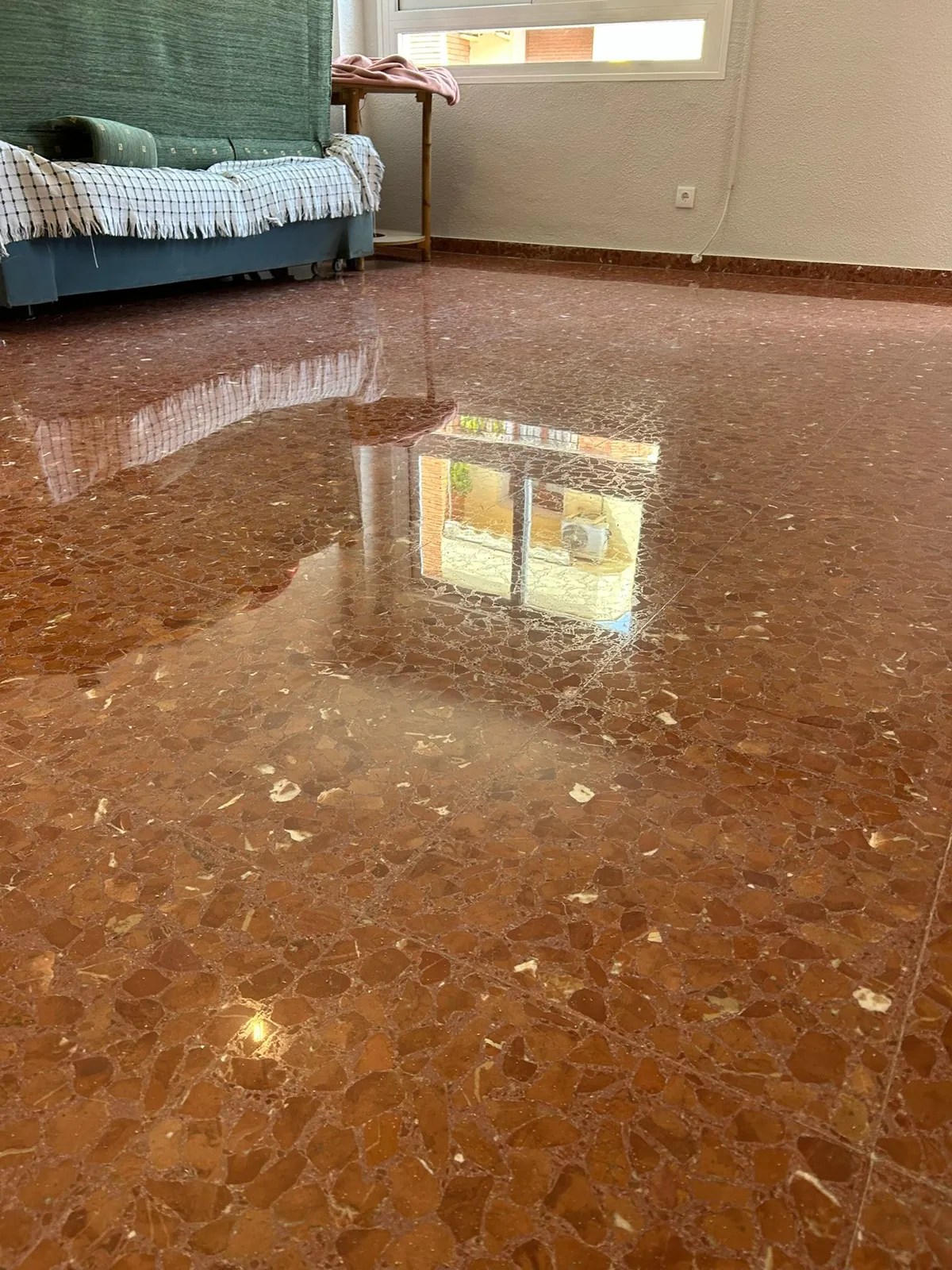 Terrazo rojo de marmolina cristalizado con brillo espejo — trabajo real de Pulimentos Jiménez